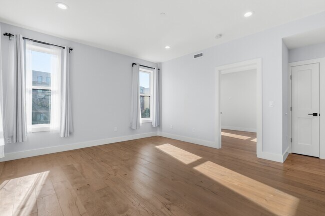 Building Photo - 3850 Washington St