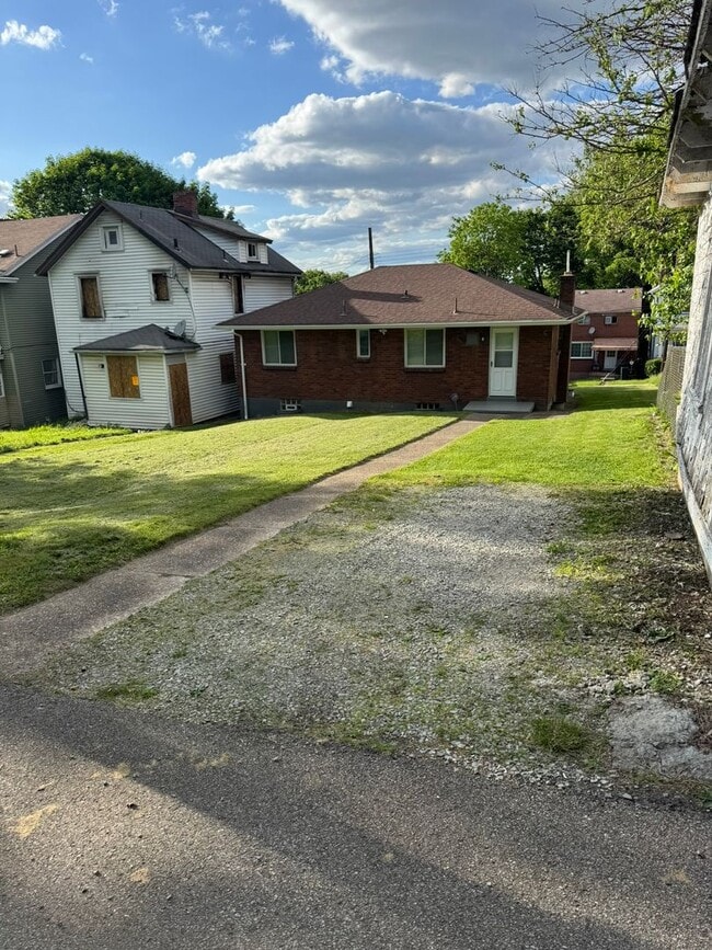 Building Photo - Updated 2-Bedroom 1-Bath Ranch House, GORG...