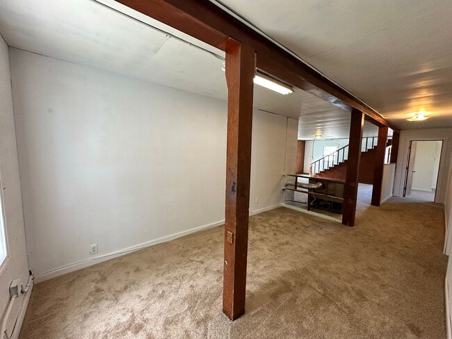 Building Photo - Large 4 Bedroom Apartment in Canyonville