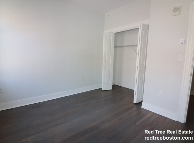 Building Photo - 81 Park Dr