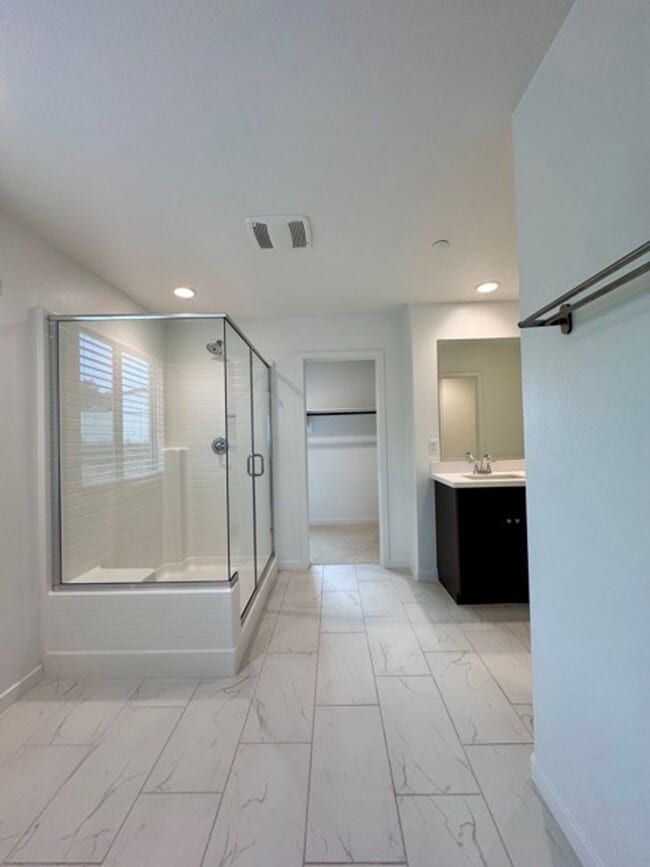 Building Photo - Spacious 4 Bedroom Home for Lease in Winch...