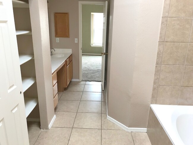 Building Photo - West El Paso 3 bed refrig A/C Home with Bo...