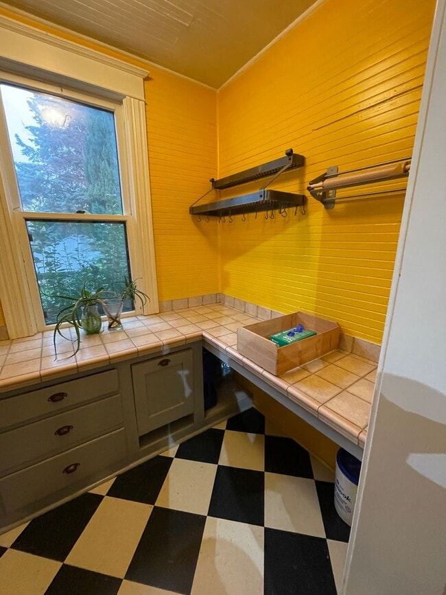 Building Photo - 2002 NE 13th Ave