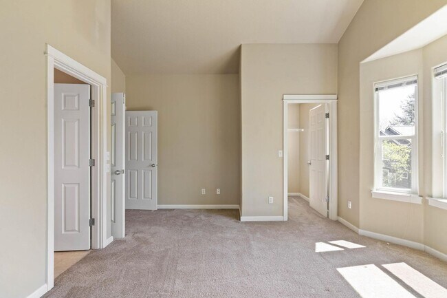 Building Photo - Bright, spacious 3-bdrm/2.5 bath Tigard townhome. Fireplace, balcony, 2-car garage, W/D