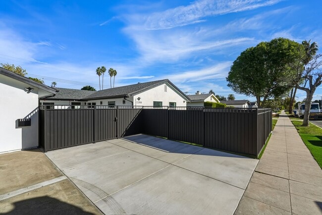 Building Photo - Luxury Newly Built 2 Bed, 2 Bath Home with Private Yard, Walk-In Closets & High-End Bespoke Kitchen