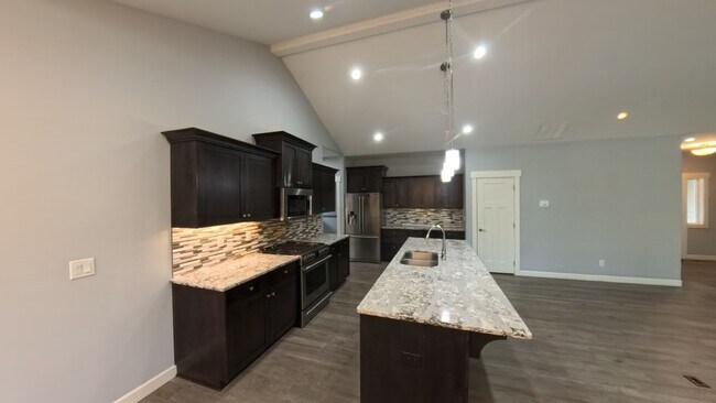Building Photo - 6892 Baudelaire