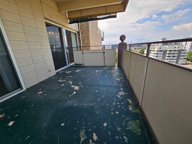 Building Photo - Amazing Penthouse 2 Bedroom 2 Bath With Mo...