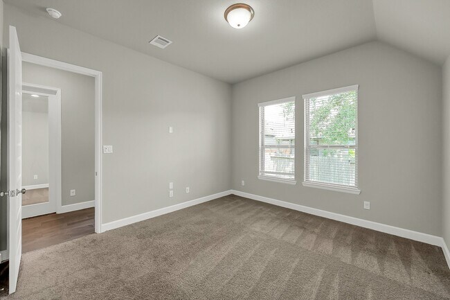 Building Photo - 328 Rise Ln