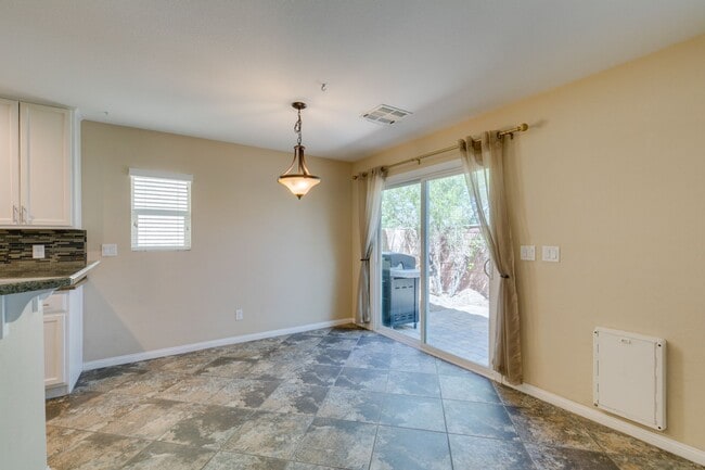 Building Photo - GORGEOUS HOME WITH TONS OF UPGRADES*MOUNTA...