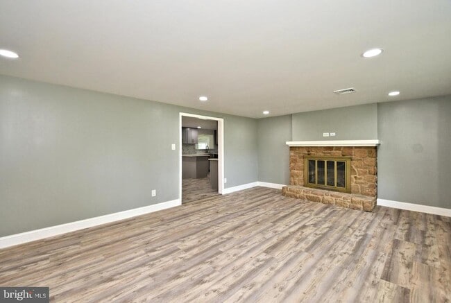 Building Photo - 205 Maple Ave