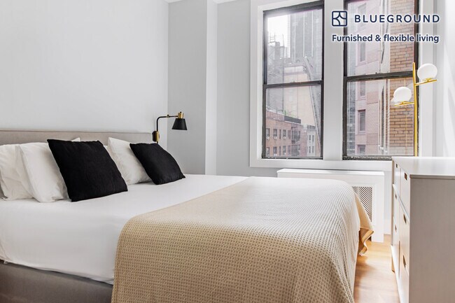 Building Photo - 161 W 54th St