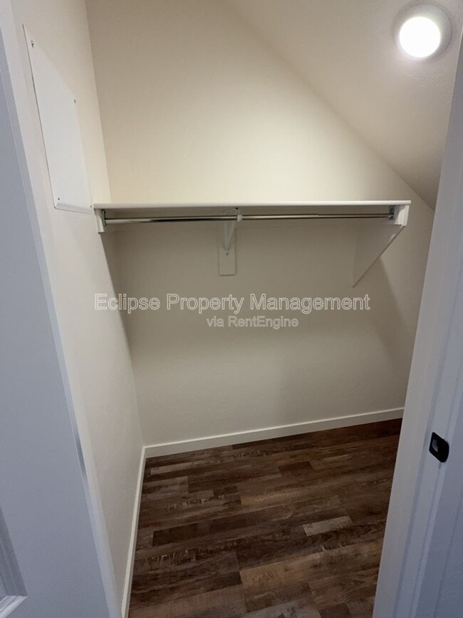 Building Photo - 250 Sasha St