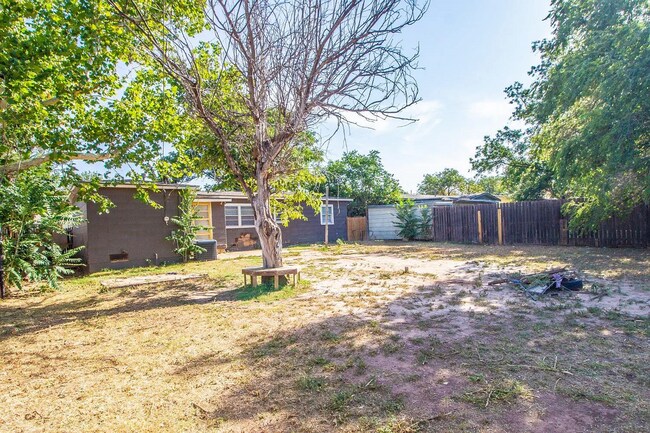 Building Photo - Updated 3 Bedroom Home for Rent in Central...