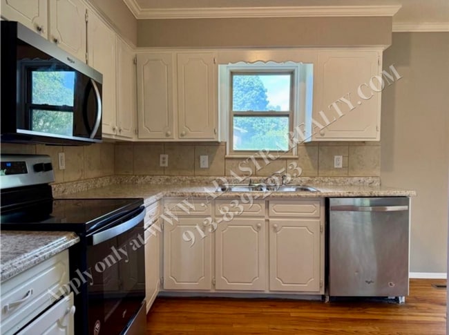 Building Photo - Wonderful Ranch Home in KCMO-Available NOW!!