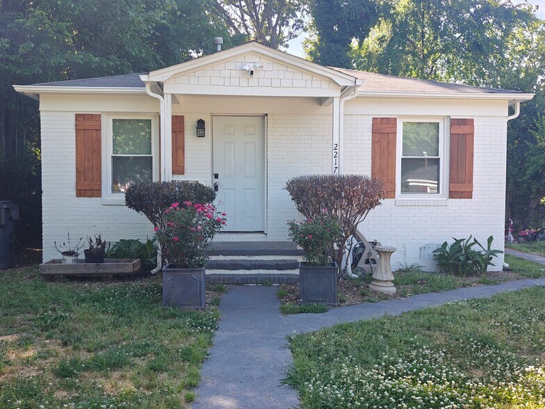 Building Photo - 2217 Custer St