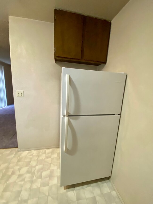 Building Photo - 1 bed 1 bath duplex with single car garage!