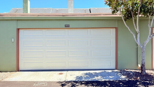 Building Photo - 1033 Fontana Dr
