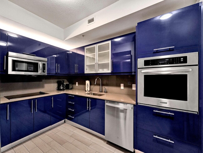 Building Photo - 3101 Bayshore Dr