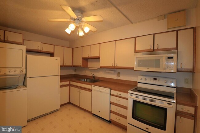 Building Photo - 15107 Interlachen Dr