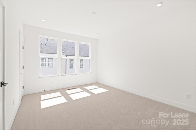 Building Photo - 417 Blairhill Rd