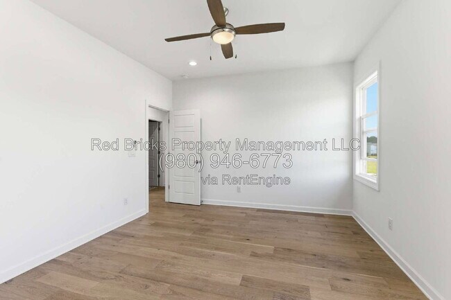 Building Photo - 4016 Dahlia Dr