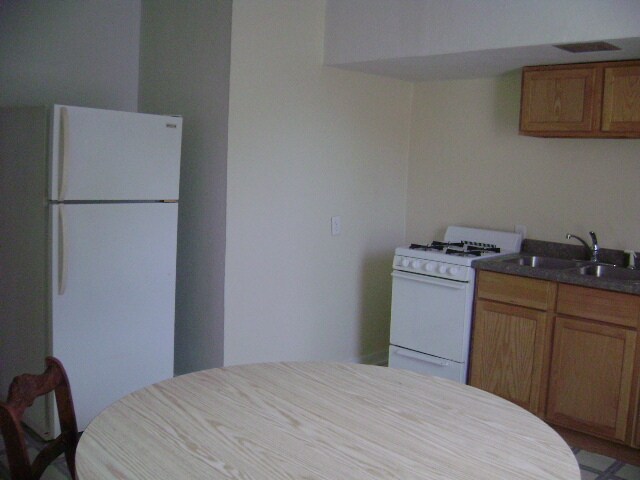 Kitchen W/ gas stove - 211 W Eureka St