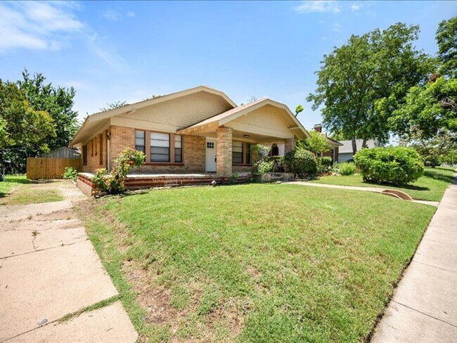 Building Photo - Recently Renovated Fort Worth Charmer