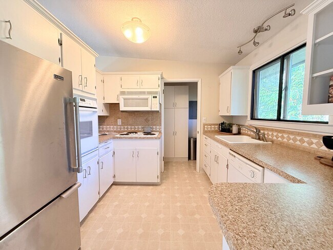 Building Photo - Charming 2 Bedroom Condo in SW Portland!