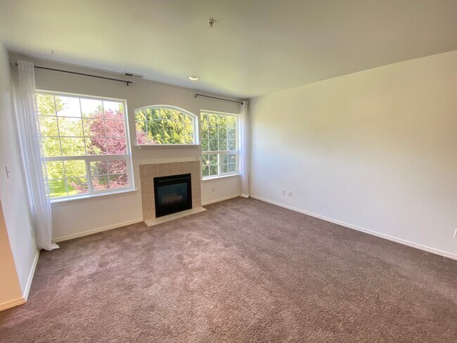 Building Photo - Spacious Townhome - Dual Master Bedrooms a...