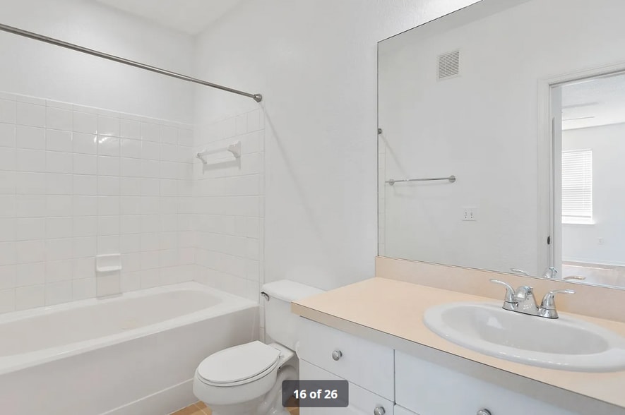 Building Photo - 18001 Richmond Pl Dr