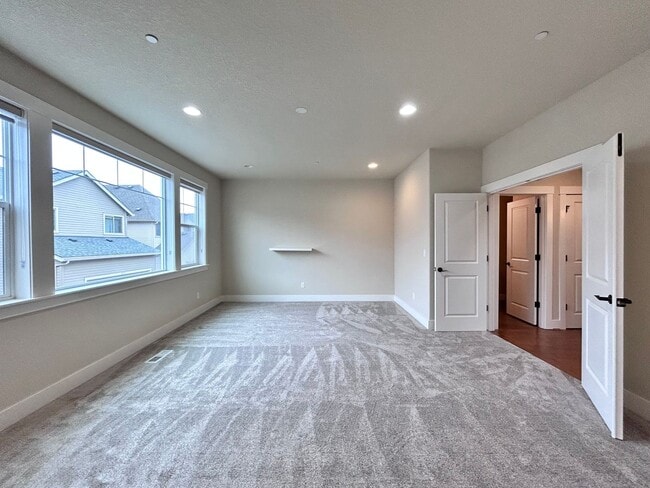 Building Photo - Incredibly Large 4 Bed 2.5 Bath Charmer!