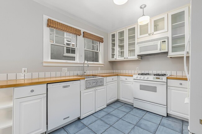 Building Photo - 3901 Everett Ave