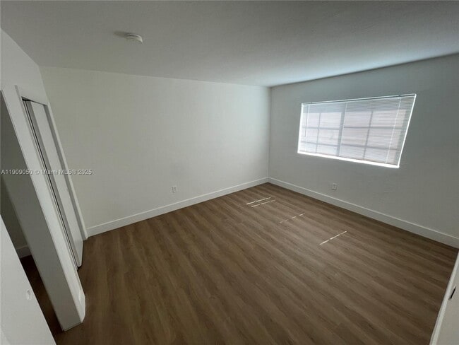 Building Photo - 13700 NE 6th Ave