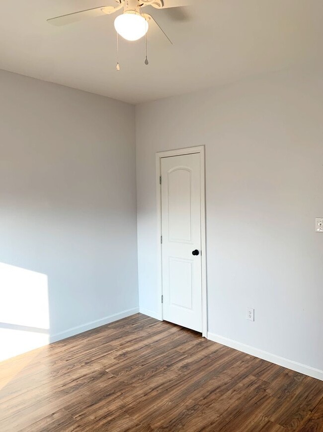 Building Photo - Beautifully Renovated and Move in Ready!