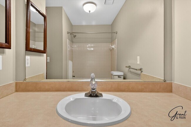 Building Photo - $1450 2 bedroom town house
