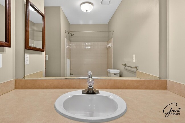 Building Photo - $1550 2 bedroom town house