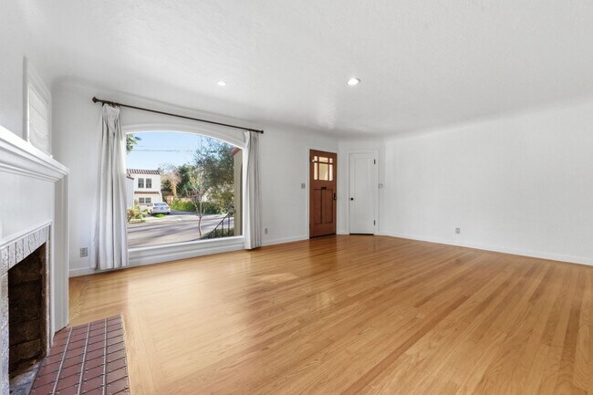 Building Photo - Spacious 2 Bed, 2 Bath Home