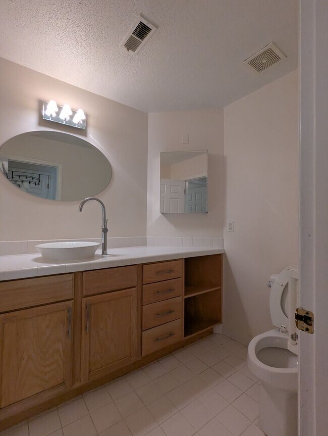 Building Photo - Beautiful townhouse with lakeside views, convenient to Chapel Hill and Durham!