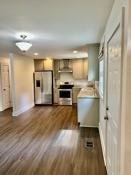 Building Photo - 375 Cologne Dr SE