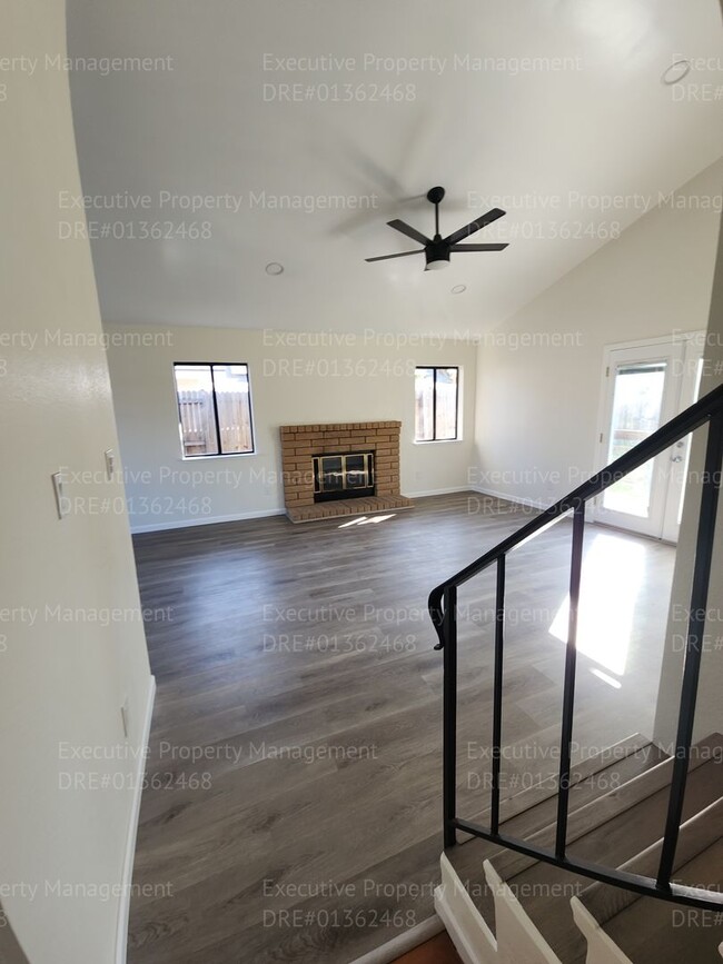 Building Photo - Stylish home with upgraded amenities