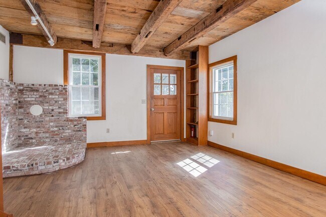 Building Photo - 294 Pleasant St