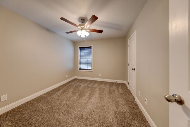 Building Photo - Sharp 3 bed 2 bath with Bonus room and nice fenced yard.