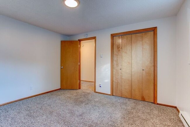 Building Photo - Spacious 3 bedroom 1.5 bath townhome Hillsboro!