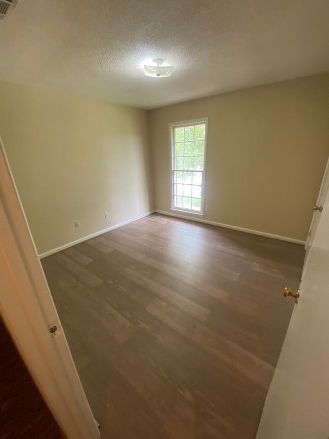 Building Photo - **AVAILABLE NOW**3 Bedroom / 2 Bathroom Ho...