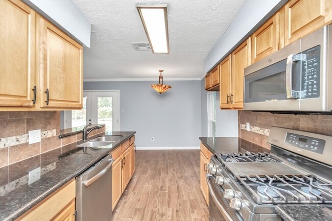 Building Photo - 13627 Greenridge Dr