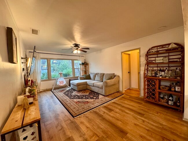 Building Photo - 221 Sage Rd