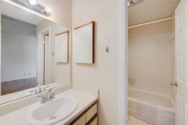 Building Photo - 807 W 25th St