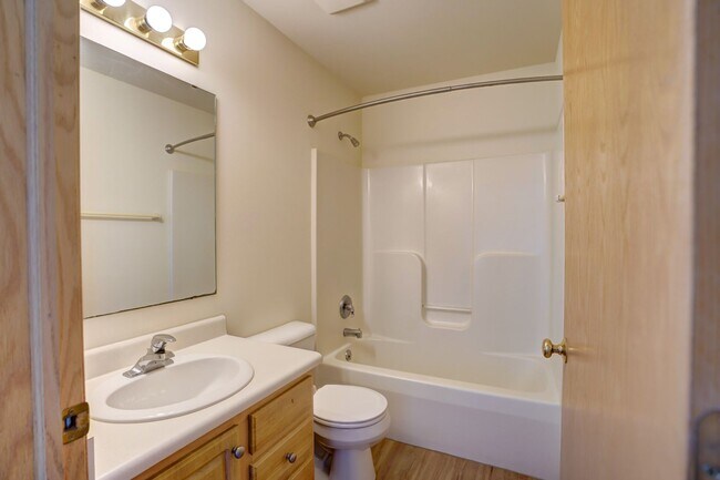 Building Photo - 6101-6103