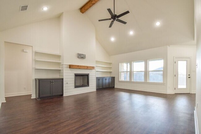Building Photo - Tour Today! Stunning 4 Bedroom 2 Bath in W...