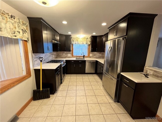 Building Photo - 13 Satinwood Dr